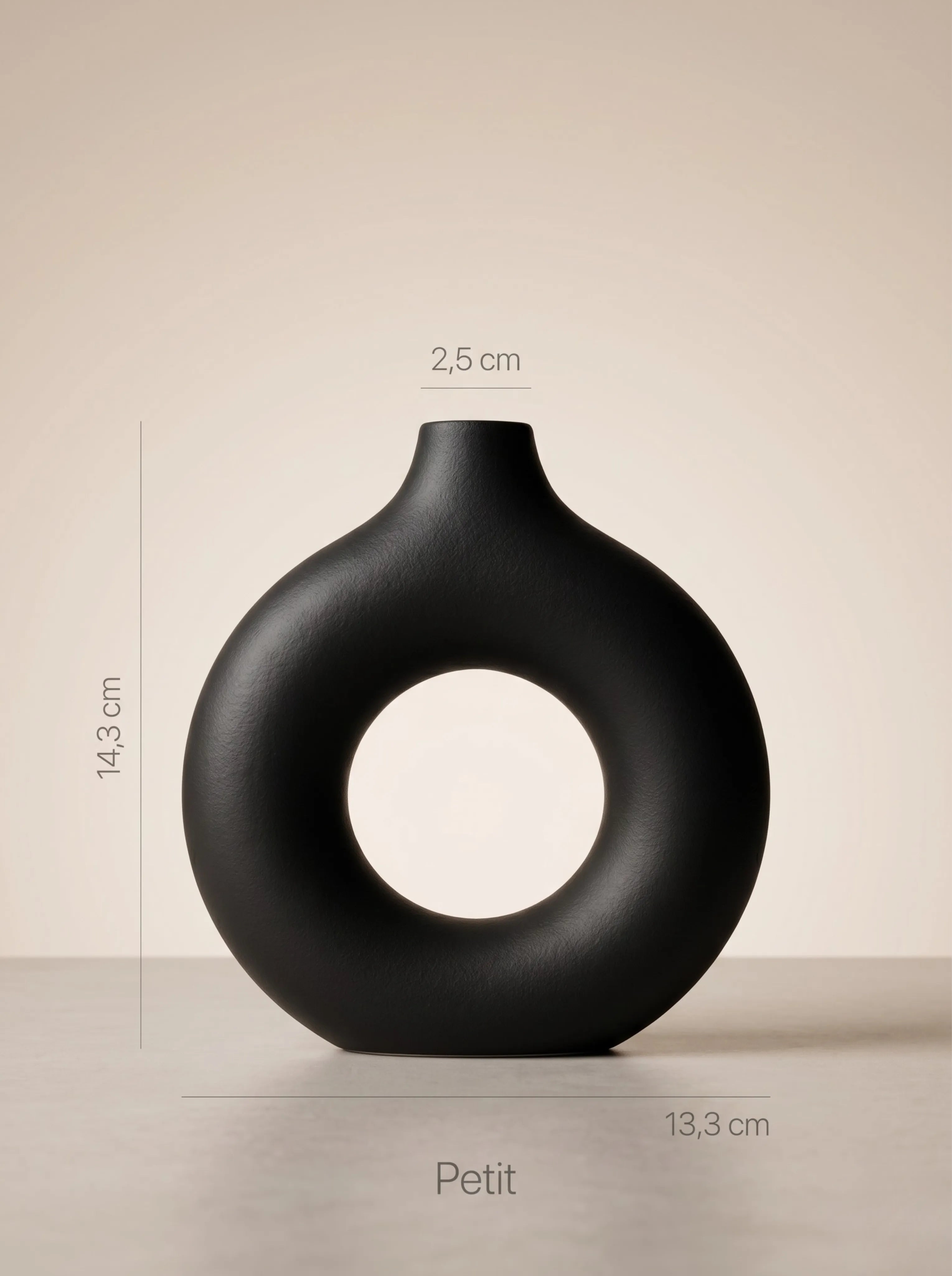 Vase céramique artisanal minimaliste - posé sur étagère