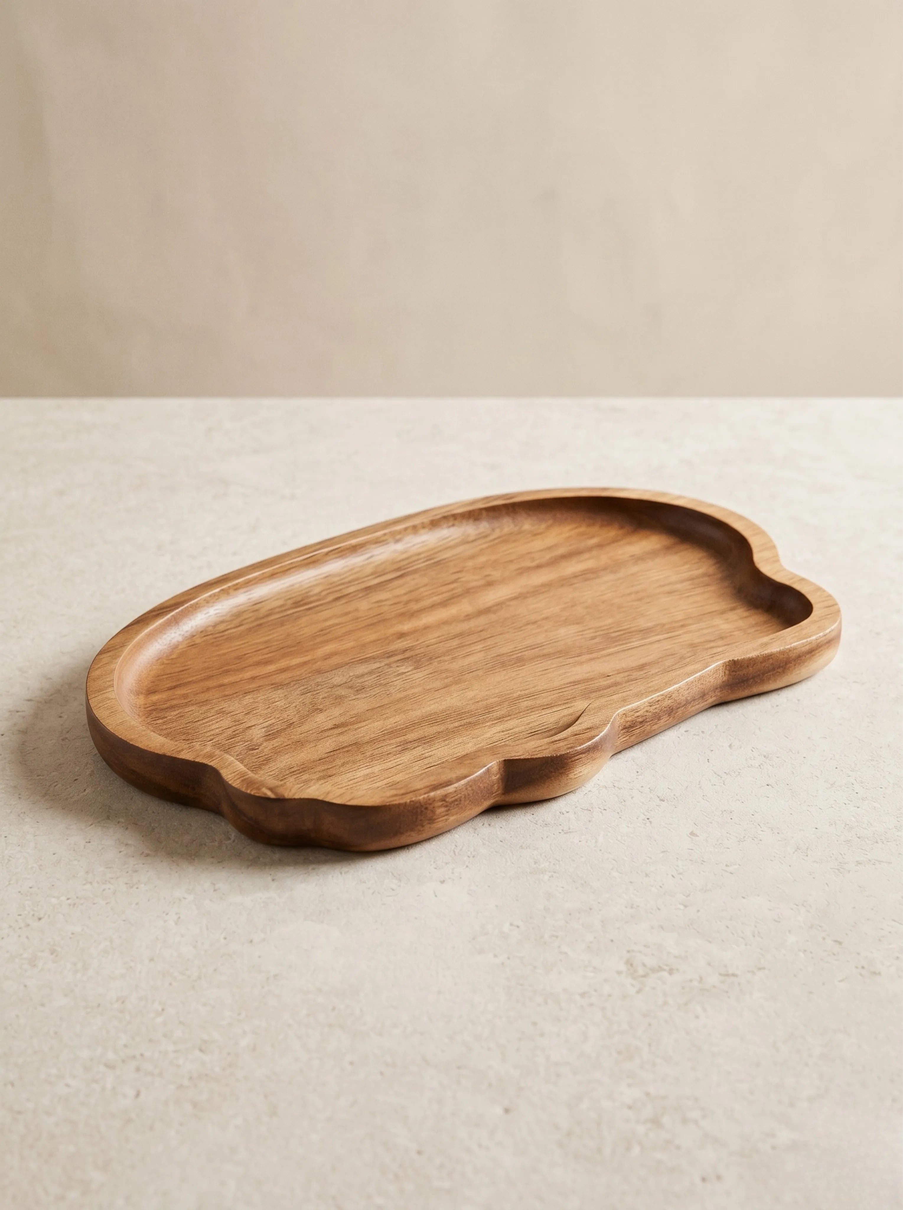 Plateau bois naturel - bougie et objets déco posés dessus